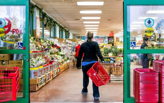 Woman-walknig-into-Trader-Joe-store